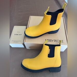 NIB Merry People Mustard Yellow/ Black Bobbi Ankle Rain Boots w/Care Kit